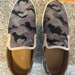 OluKai Women's Black/Gray/Pink Camouflage Loafers